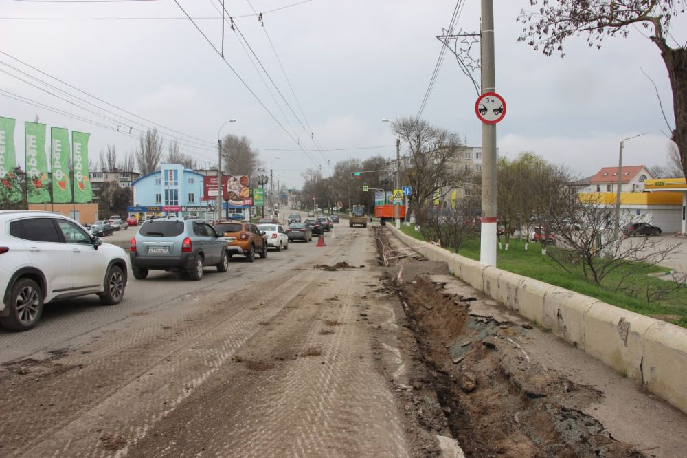 На Горьковском мосту проводятся работы по демонтажу бортовых камней На Горьковском мосту проводятся работы по демонтажу бортовых камней