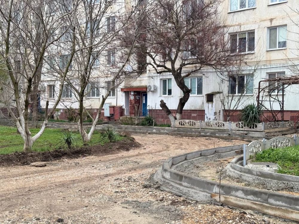В Джанкойском районе благоустраивают дворовые территории В Джанкойском районе благоустраивают дворовые территории