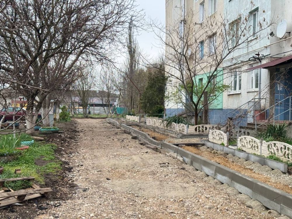 В рамках государственной программы «Реформирование жилищно-коммунального хозяйства Республики Крым» на 2025 год проходят работы по благоустройству дворовых территорий в пгт В рамках государственной программы «Реформирование жилищно-коммунального хозяйства Республики Крым» на 2025 год проходят работы по благоустройству дворовых территорий в пгт