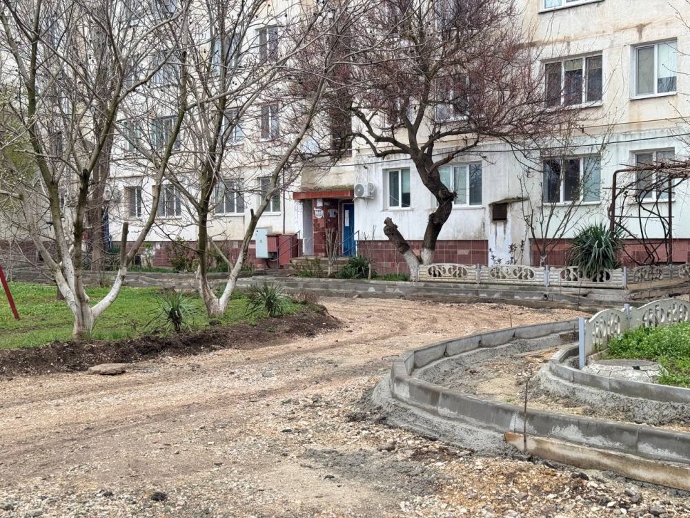 В рамках государственной программы «Реформирование жилищно-коммунального хозяйства Республики Крым» на 2025 год проходят работы по благоустройству дворовых территорий в пгт В рамках государственной программы «Реформирование жилищно-коммунального хозяйства Республики Крым» на 2025 год проходят работы по благоустройству дворовых территорий в пгт