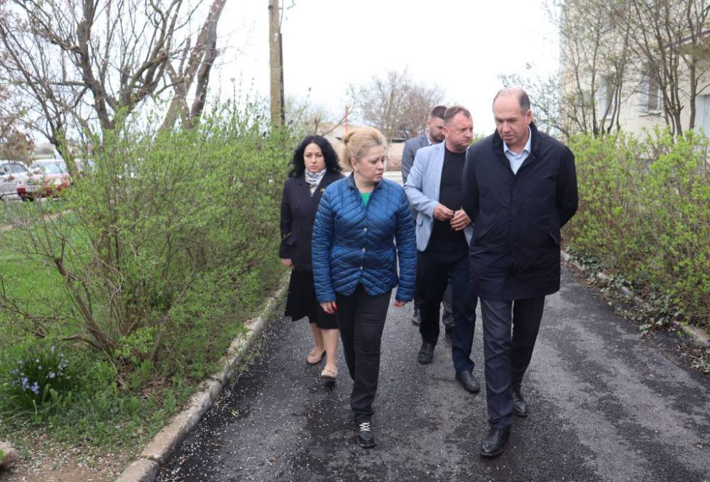 Светлана Маслова: В посёлке Воробьево Сакского района осмотр начали с центральной площади, отремонтированной в 2022 году в рамках проекта «Формирование комфортной городской среды» Светлана Маслова: В посёлке Воробьево Сакского района осмотр начали с центральной площади, отремонтированной в 2022 году в рамках проекта «Формирование комфортной городской среды»