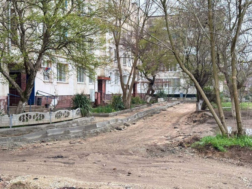 В рамках государственной программы «Реформирование жилищно-коммунального хозяйства Республики Крым» на 2025 год проходят работы по благоустройству дворовых территорий в пгт В рамках государственной программы «Реформирование жилищно-коммунального хозяйства Республики Крым» на 2025 год проходят работы по благоустройству дворовых территорий в пгт