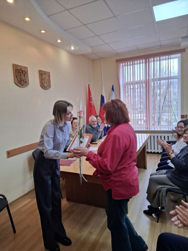 Заместитель министра экологии и природных ресурсов Республики Крым Ольга Дьяченко наградила сотрудников подведомственных Минприроды Крыма учреждений в связи с Днём геолога Заместитель министра экологии и природных ресурсов Республики Крым Ольга Дьяченко наградила сотрудников подведомственных Минприроды Крыма учреждений в связи с Днём геолога