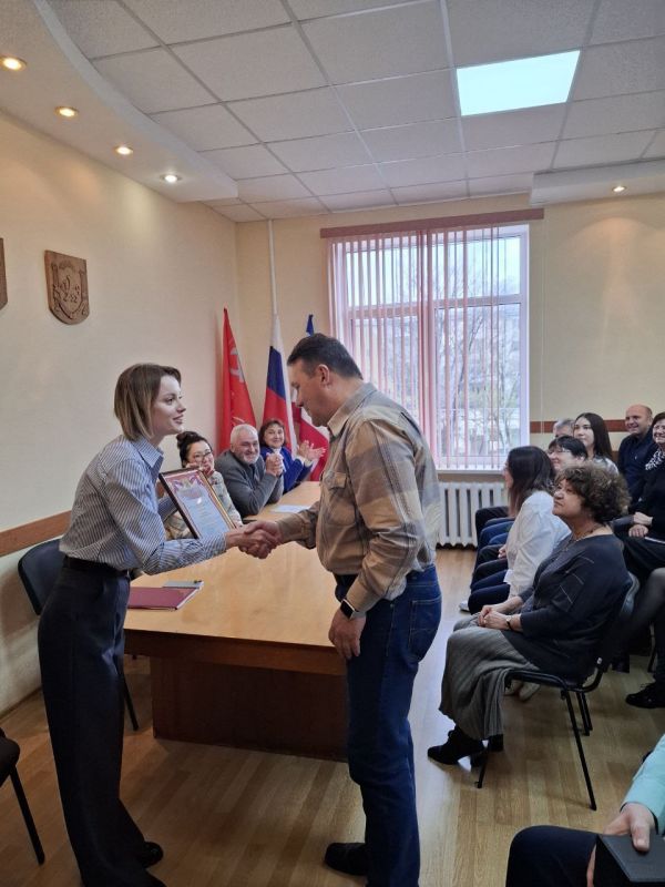 Заместитель министра экологии и природных ресурсов Республики Крым Ольга Дьяченко наградила сотрудников подведомственных Минприроды Крыма учреждений в связи с Днём геолога Заместитель министра экологии и природных ресурсов Республики Крым Ольга Дьяченко наградила сотрудников подведомственных Минприроды Крыма учреждений в связи с Днём геолога