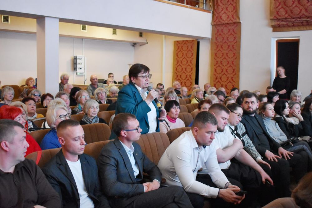 Галина Огнёва: Совместно с председателем Совета министров Республики Крым Юрием Гоцанюком провели встречу с председателями многоквартирных домов, ТСН, ТСЖ и руководителями управляющих и ресурсоснабжающих организаций для... Галина Огнёва: Совместно с председателем Совета министров Республики Крым Юрием Гоцанюком провели встречу с председателями многоквартирных домов, ТСН, ТСЖ и руководителями управляющих и ресурсоснабжающих организаций для...