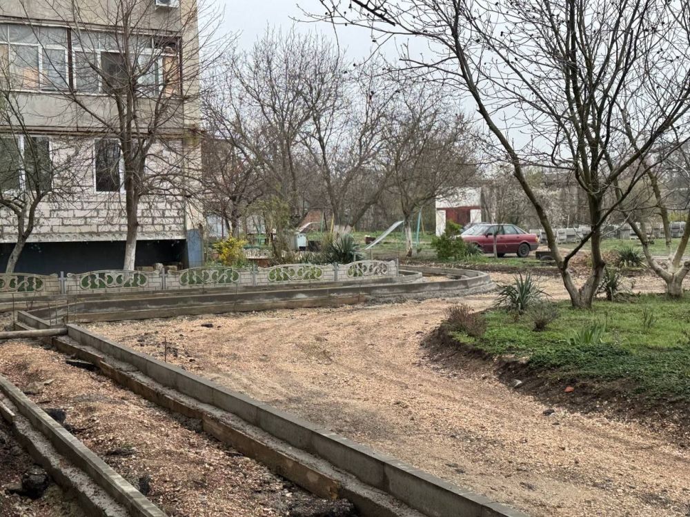 В Джанкойском районе благоустраивают дворовые территории В Джанкойском районе благоустраивают дворовые территории