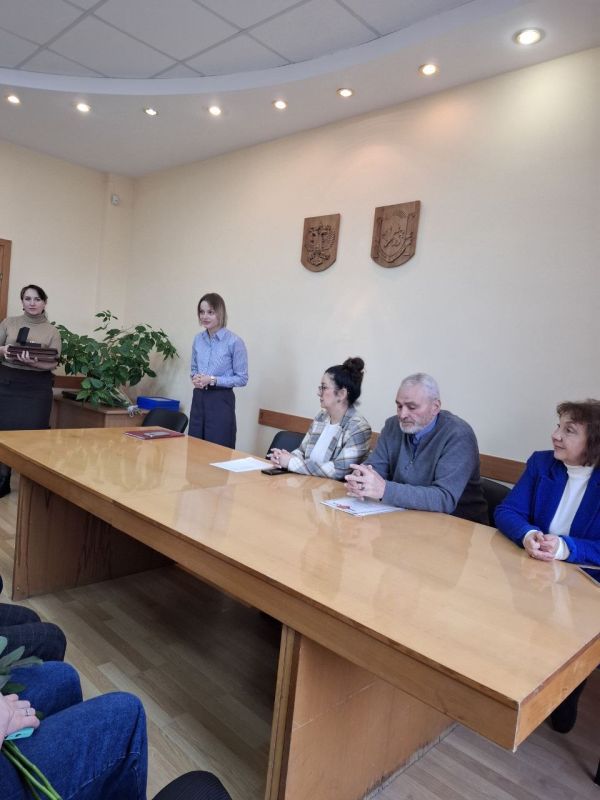 Заместитель министра экологии и природных ресурсов Республики Крым Ольга Дьяченко наградила сотрудников подведомственных Минприроды Крыма учреждений в связи с Днём геолога Заместитель министра экологии и природных ресурсов Республики Крым Ольга Дьяченко наградила сотрудников подведомственных Минприроды Крыма учреждений в связи с Днём геолога