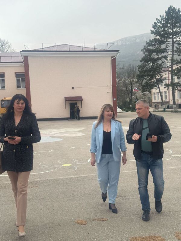 Заместитель главы администрации Бахчисарайского района Олеся Гуляева с начальником управления образования , молодежи и спорта Мариной Понкратовой и руководителем Центра по обслуживанию муниципальных учреждений... Заместитель главы администрации Бахчисарайского района Олеся Гуляева с начальником управления образования , молодежи и спорта Мариной Понкратовой и руководителем Центра по обслуживанию муниципальных учреждений...