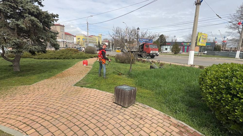 В Керчи продолжается покос травы В Керчи продолжается покос травы