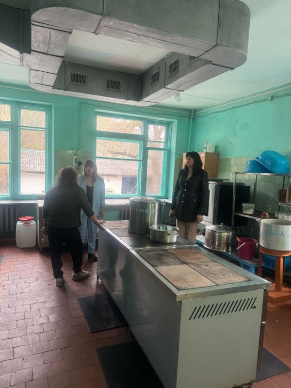 Заместитель главы администрации Бахчисарайского района Олеся Гуляева с начальником управления образования , молодежи и спорта Мариной Понкратовой и руководителем Центра по обслуживанию муниципальных учреждений... Заместитель главы администрации Бахчисарайского района Олеся Гуляева с начальником управления образования , молодежи и спорта Мариной Понкратовой и руководителем Центра по обслуживанию муниципальных учреждений...