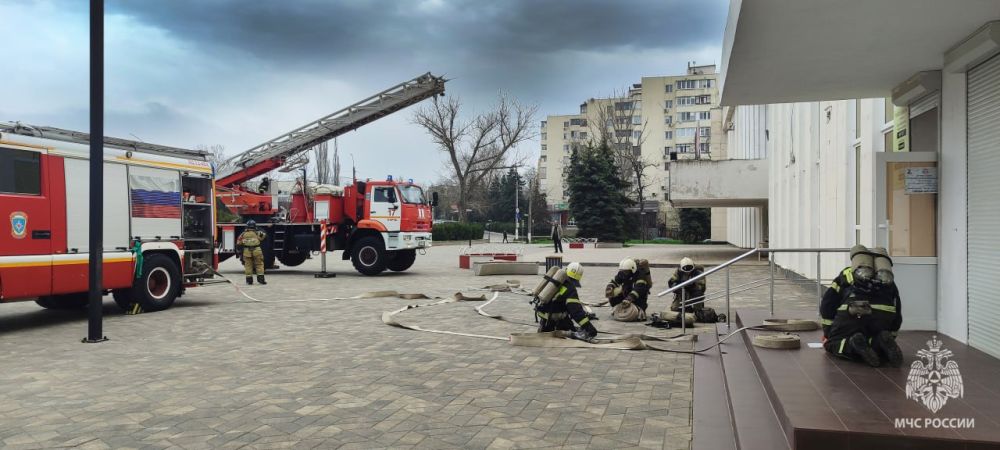 Спасатели в действии: пожарно-тактические учения в Керческом дворце культуры