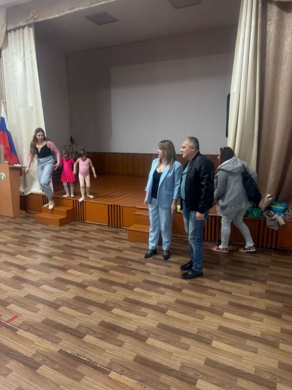 Заместитель главы администрации Бахчисарайского района Олеся Гуляева с начальником управления образования , молодежи и спорта Мариной Понкратовой и руководителем Центра по обслуживанию муниципальных учреждений... Заместитель главы администрации Бахчисарайского района Олеся Гуляева с начальником управления образования , молодежи и спорта Мариной Понкратовой и руководителем Центра по обслуживанию муниципальных учреждений...