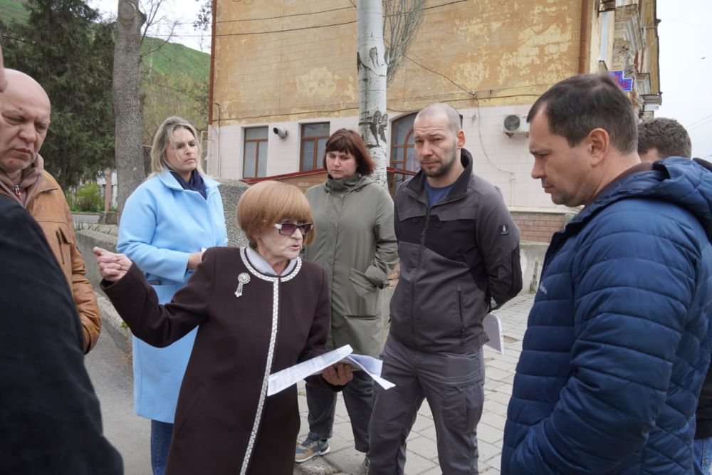 По итогам совещания с председателем Совета министров Крыма Юрием ГОЦАНЮКОМ и председателями МКД Керчи глава администрации Керчи Олег КАТОРГИН провел встречу с жителями дома 12 и 14 по ул. Свердлова. Во встрече приняли... По итогам совещания с председателем Совета министров Крыма Юрием ГОЦАНЮКОМ и председателями МКД Керчи глава администрации Керчи Олег КАТОРГИН провел встречу с жителями дома 12 и 14 по ул. Свердлова. Во встрече приняли...