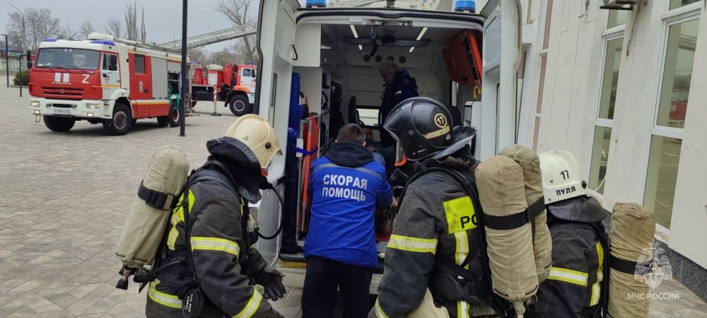 Спасатели в действии: пожарно-тактические учения в Керческом дворце культуры Спасатели в действии: пожарно-тактические учения в Керческом дворце культуры