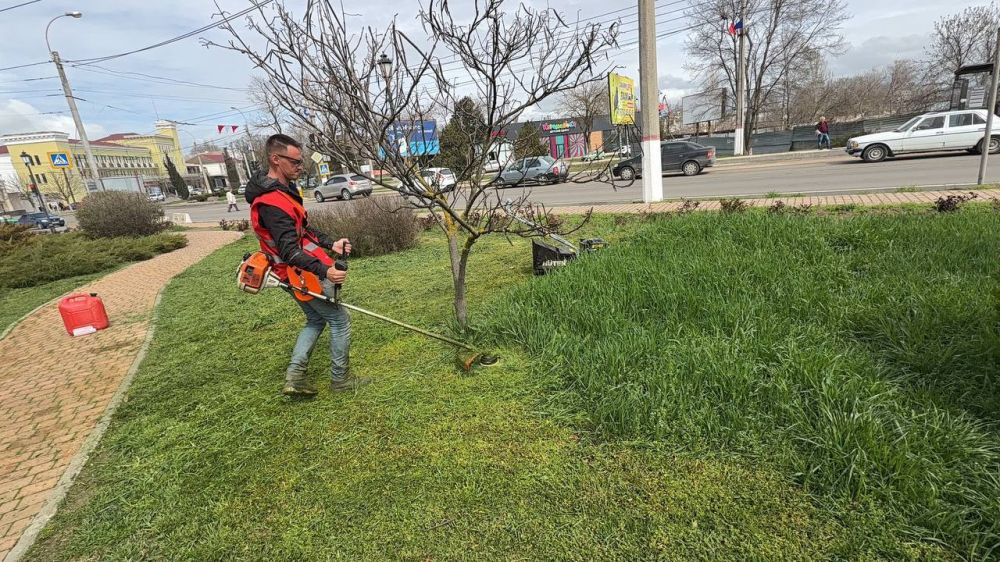 В Керчи продолжается покос травы В Керчи продолжается покос травы