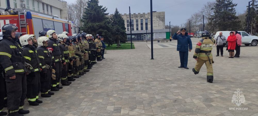 Спасатели в действии: пожарно-тактические учения в Керческом дворце культуры Спасатели в действии: пожарно-тактические учения в Керческом дворце культуры