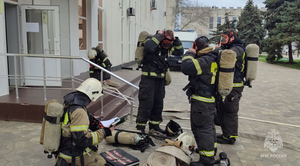 Спасатели в действии: пожарно-тактические учения в Керческом дворце культуры Спасатели в действии: пожарно-тактические учения в Керческом дворце культуры