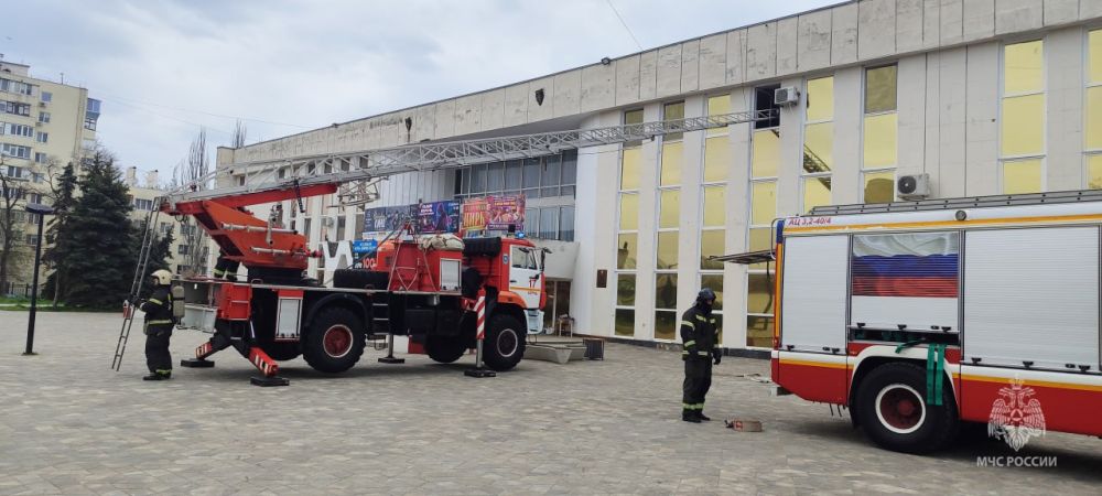 Спасатели в действии: пожарно-тактические учения в Керческом дворце культуры Спасатели в действии: пожарно-тактические учения в Керческом дворце культуры