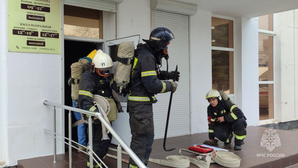 Спасатели в действии: пожарно-тактические учения в Керческом дворце культуры Спасатели в действии: пожарно-тактические учения в Керческом дворце культуры