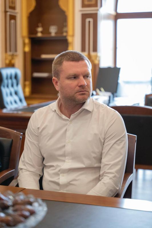 Муфтий мусульман Республики Крым и г. Севастополь Хаджи Эмирали Аблаев совместно с начальником отдела религиозных мероприятий ЦРО ДУМК Зенифе Аблаевой провели рабочую встречу с членом Общественной Палаты РК и основателем... Муфтий мусульман Республики Крым и г. Севастополь Хаджи Эмирали Аблаев совместно с начальником отдела религиозных мероприятий ЦРО ДУМК Зенифе Аблаевой провели рабочую встречу с членом Общественной Палаты РК и основателем...
