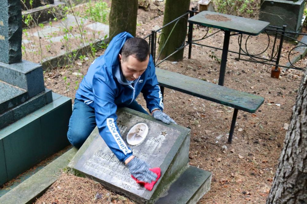 Приводим в порядок памятники и воинские захоронения Приводим в порядок памятники и воинские захоронения