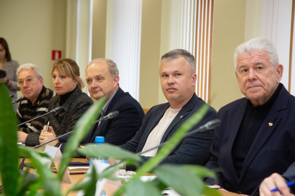 На заседании Комитета по промышленности, торговле и предпринимательству под председательством Оксаны Доброрез депутаты заслушали отчёт о результатах деятельности Уполномоченного по защите прав предпринимателей в Республике... На заседании Комитета по промышленности, торговле и предпринимательству под председательством Оксаны Доброрез депутаты заслушали отчёт о результатах деятельности Уполномоченного по защите прав предпринимателей в Республике...