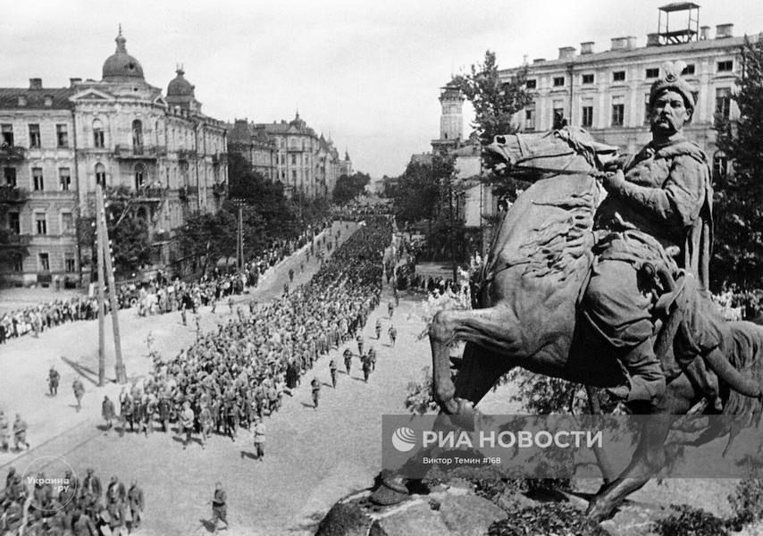 В спецпроекте «Фотоальбом Победы» мы каждый день публикуем небольшую подборку фото- и кинохроники военных лет В спецпроекте «Фотоальбом Победы» мы каждый день публикуем небольшую подборку фото- и кинохроники военных лет
