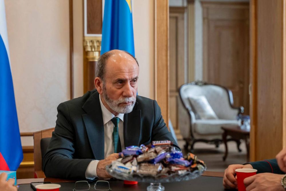 Муфтий мусульман Республики Крым и г. Севастополь Хаджи Эмирали Аблаев совместно с начальником отдела религиозных мероприятий ЦРО ДУМК Зенифе Аблаевой провели рабочую встречу с членом Общественной Палаты РК и основателем... Муфтий мусульман Республики Крым и г. Севастополь Хаджи Эмирали Аблаев совместно с начальником отдела религиозных мероприятий ЦРО ДУМК Зенифе Аблаевой провели рабочую встречу с членом Общественной Палаты РК и основателем...