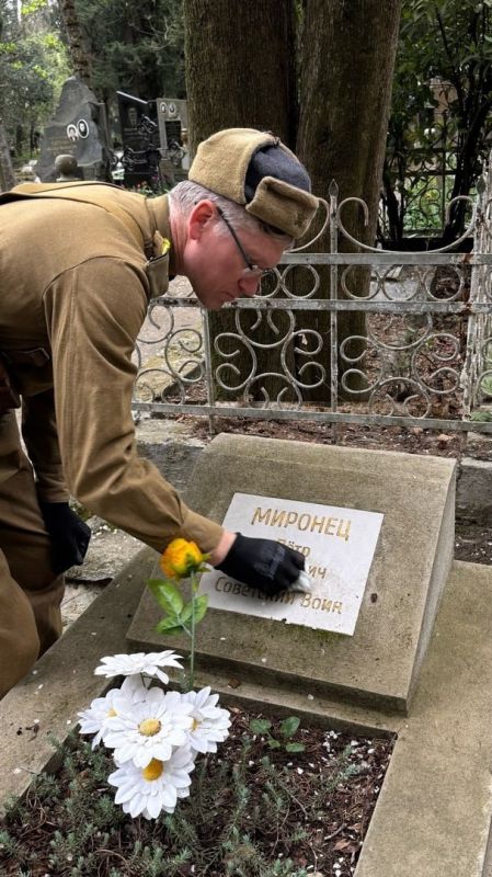 Приводим в порядок памятники и воинские захоронения Приводим в порядок памятники и воинские захоронения