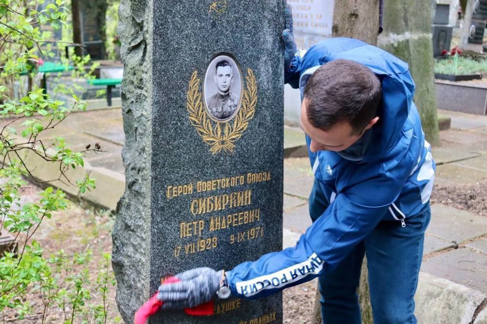 В Ялте в преддверии 80-летия Победы приводят в порядок памятники солдатам Великой Отечественной войны В Ялте в преддверии 80-летия Победы приводят в порядок памятники солдатам Великой Отечественной войны