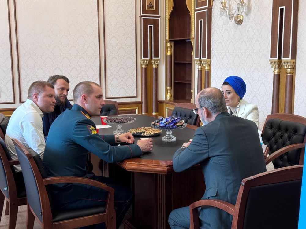 Муфтий мусульман Республики Крым и г. Севастополь Хаджи Эмирали Аблаев совместно с начальником отдела религиозных мероприятий ЦРО ДУМК Зенифе Аблаевой провели рабочую встречу с членом Общественной Палаты РК и основателем... Муфтий мусульман Республики Крым и г. Севастополь Хаджи Эмирали Аблаев совместно с начальником отдела религиозных мероприятий ЦРО ДУМК Зенифе Аблаевой провели рабочую встречу с членом Общественной Палаты РК и основателем...