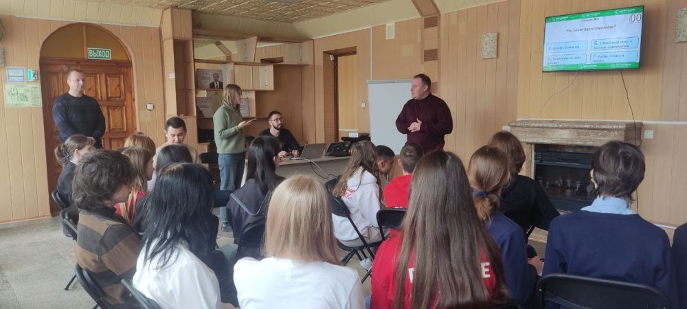 Денис Олейник: Сегодня принял участие в КВИЗе, приуроченном ко Дню спорта, который состоялся в молодежном центре Раздольненского района