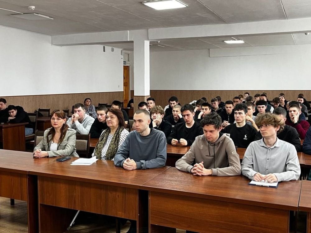 Роман Чегринец провел открытый урок для студентов Симферопольского автотранспортного техникума Роман Чегринец провел открытый урок для студентов Симферопольского автотранспортного техникума