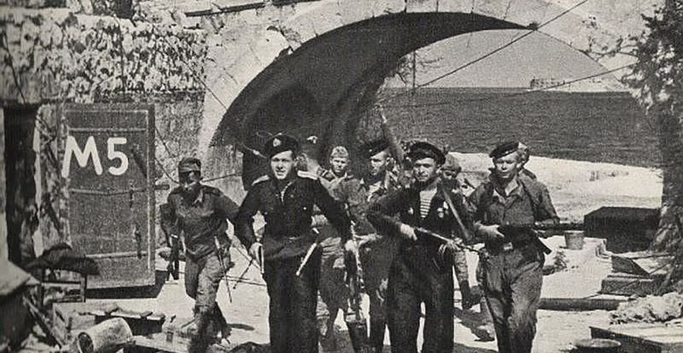  :  1944     35      ,     