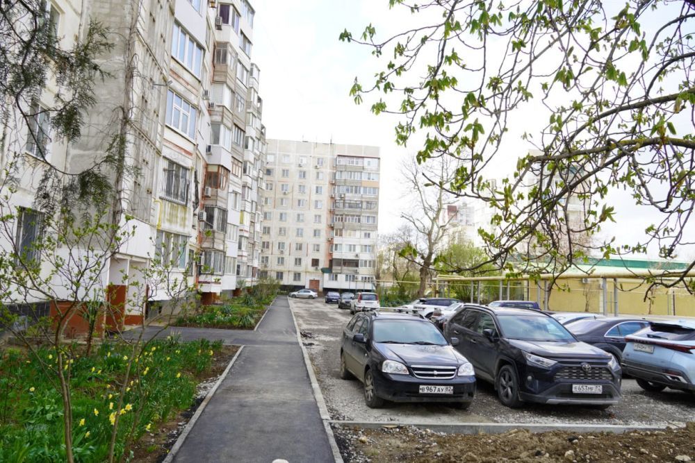 Глава администрации Керчи Олег КАТОРГИН провел встречу с жителями дома №10 по ул. Генерала Петрова, во дворе которого ведется благоустройство Глава администрации Керчи Олег КАТОРГИН провел встречу с жителями дома №10 по ул. Генерала Петрова, во дворе которого ведется благоустройство