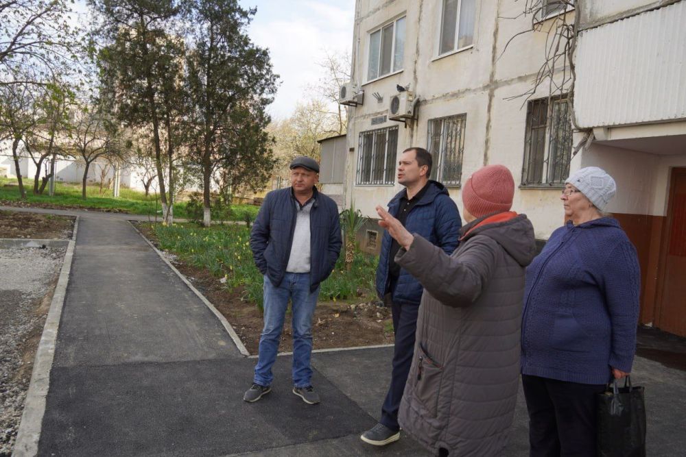 Глава администрации Керчи Олег КАТОРГИН провел встречу с жителями дома №10 по ул. Генерала Петрова, во дворе которого ведется благоустройство Глава администрации Керчи Олег КАТОРГИН провел встречу с жителями дома №10 по ул. Генерала Петрова, во дворе которого ведется благоустройство