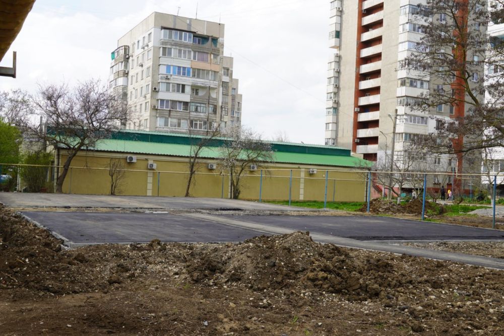 Глава администрации Керчи Олег КАТОРГИН провел встречу с жителями дома №10 по ул. Генерала Петрова, во дворе которого ведется благоустройство Глава администрации Керчи Олег КАТОРГИН провел встречу с жителями дома №10 по ул. Генерала Петрова, во дворе которого ведется благоустройство