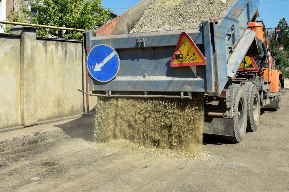 В Крыму ямочный ремонт дорог должен быть завершен до 1 августа этого года В Крыму ямочный ремонт дорог должен быть завершен до 1 августа этого года