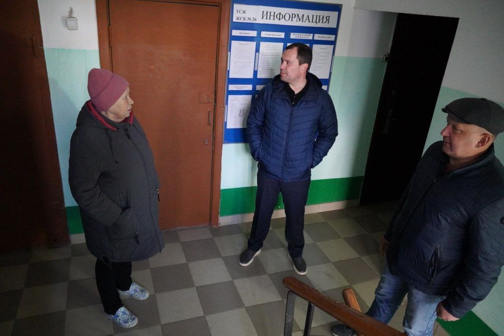 Глава администрации Керчи Олег КАТОРГИН провел встречу с жителями дома №10 по ул. Генерала Петрова, во дворе которого ведется благоустройство Глава администрации Керчи Олег КАТОРГИН провел встречу с жителями дома №10 по ул. Генерала Петрова, во дворе которого ведется благоустройство