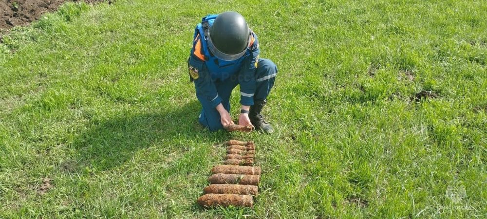 Четыре артиллерийских снаряда и шесть миномётных мин времён Великой Отечественной войны обезвредили пиротехники МЧС в Ленинском районе Крыма Четыре артиллерийских снаряда и шесть миномётных мин времён Великой Отечественной войны обезвредили пиротехники МЧС в Ленинском районе Крыма