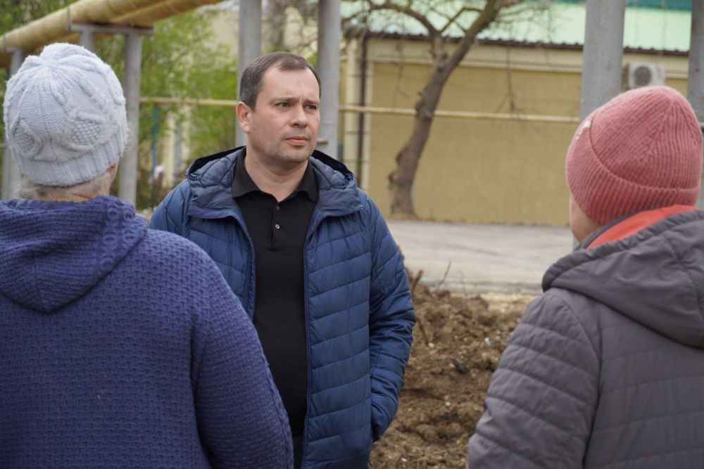 Глава администрации Керчи Олег КАТОРГИН провел встречу с жителями дома №10 по ул. Генерала Петрова, во дворе которого ведется благоустройство Глава администрации Керчи Олег КАТОРГИН провел встречу с жителями дома №10 по ул. Генерала Петрова, во дворе которого ведется благоустройство