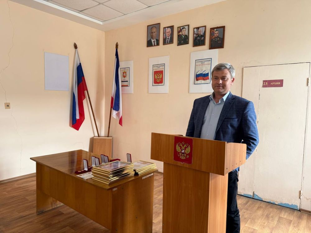 В Керчи чествовали сотрудников военкомата во главе с военным комиссаром по г. Керчи и Ленинскому району Валерием МУРАДОВЫМ с профессиональным праздником В Керчи чествовали сотрудников военкомата во главе с военным комиссаром по г. Керчи и Ленинскому району Валерием МУРАДОВЫМ с профессиональным праздником