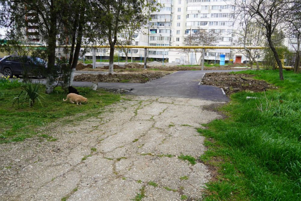 Глава администрации Керчи Олег КАТОРГИН провел встречу с жителями дома №10 по ул. Генерала Петрова, во дворе которого ведется благоустройство Глава администрации Керчи Олег КАТОРГИН провел встречу с жителями дома №10 по ул. Генерала Петрова, во дворе которого ведется благоустройство