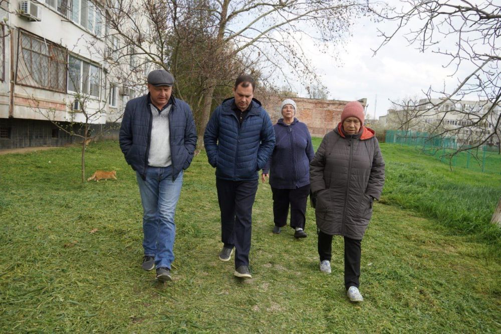 Глава администрации Керчи Олег КАТОРГИН провел встречу с жителями дома №10 по ул. Генерала Петрова, во дворе которого ведется благоустройство Глава администрации Керчи Олег КАТОРГИН провел встречу с жителями дома №10 по ул. Генерала Петрова, во дворе которого ведется благоустройство
