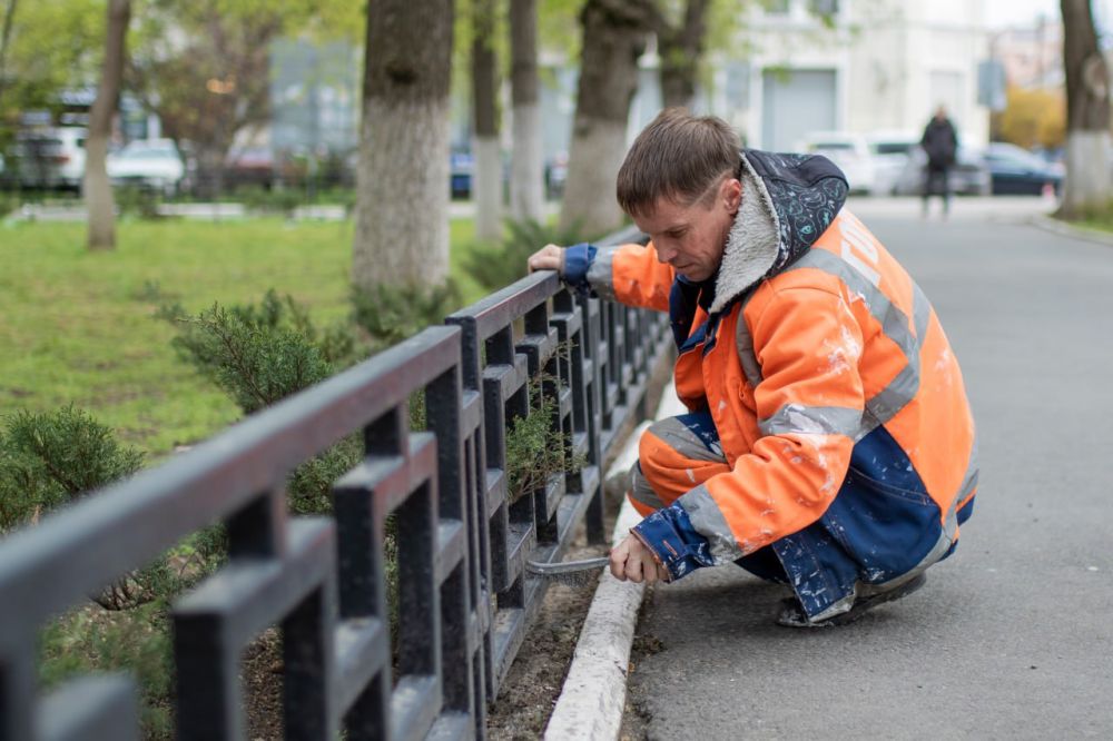 В Симферополе продолжается работа по благоустройству военно-мемориальных объектов, расположенных на территории города В Симферополе продолжается работа по благоустройству военно-мемориальных объектов, расположенных на территории города