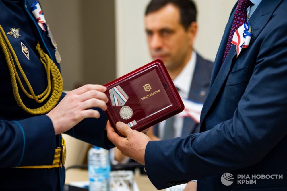 Юные крымчане получили первые в своей жизни паспорта Юные крымчане получили первые в своей жизни паспорта