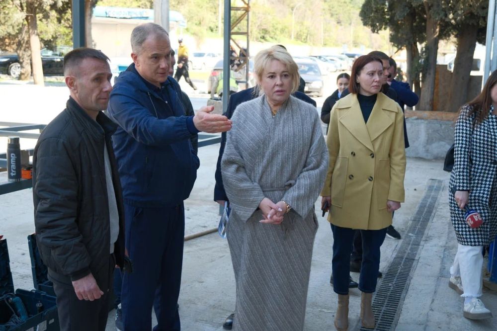 Янина Павленко: Сегодня вместе с сенатором Российской Федерации от Крыма Юрием Петровичем Нимченко и куратором региона Альбертом Абдурашитовичем Куршутовым осмотрели важные объекты – автовокзал и рынок Янина Павленко: Сегодня вместе с сенатором Российской Федерации от Крыма Юрием Петровичем Нимченко и куратором региона Альбертом Абдурашитовичем Куршутовым осмотрели важные объекты – автовокзал и рынок