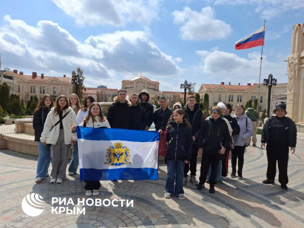 Первые группа школьников из Херсонской области приехала в Севастополь на экскурсии Первые группа школьников из Херсонской области приехала в Севастополь на экскурсии
