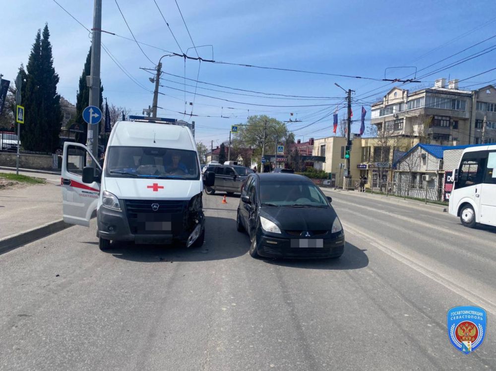 В Севастополе столкнулись машина скорой помощи и легковушка В Севастополе столкнулись машина скорой помощи и легковушка