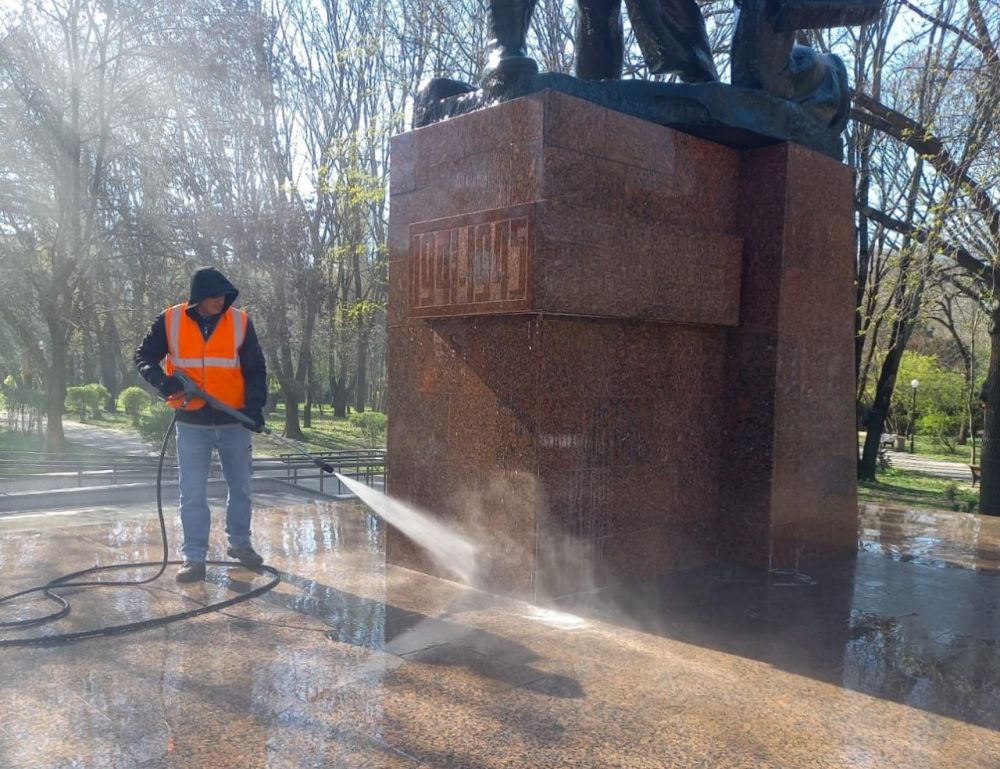 В Симферополе работники городских служб осуществляют промывку и очистку памятника партизанам и подпольщикам Крыма В Симферополе работники городских служб осуществляют промывку и очистку памятника партизанам и подпольщикам Крыма